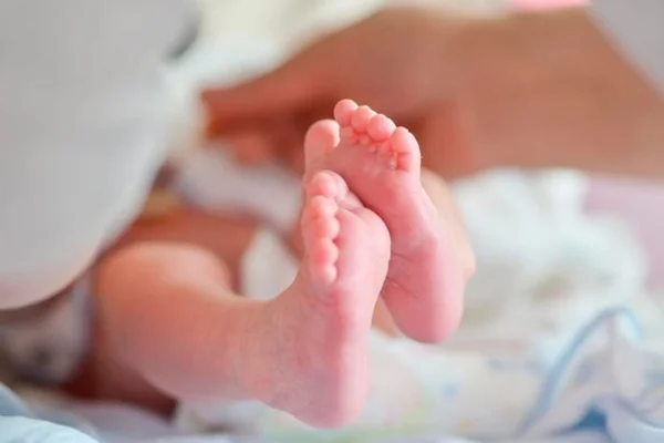imagem colorida crianca bebe pezinho