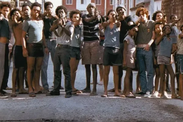Cena colorida do filme Cidade de Deus. Uma série para dar continuidade a história está sendo desenvolvida pela HBO Max - Metrópoles