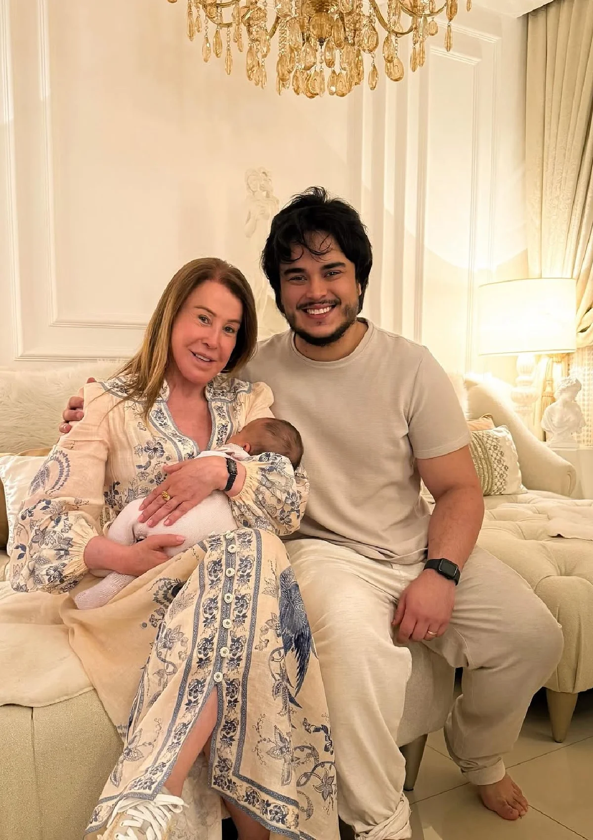 Zilu Godoi, a neta Florença e o filho Igor Camargo. Zilu Godoi, a neta Florença e o filho Igor Camargo.