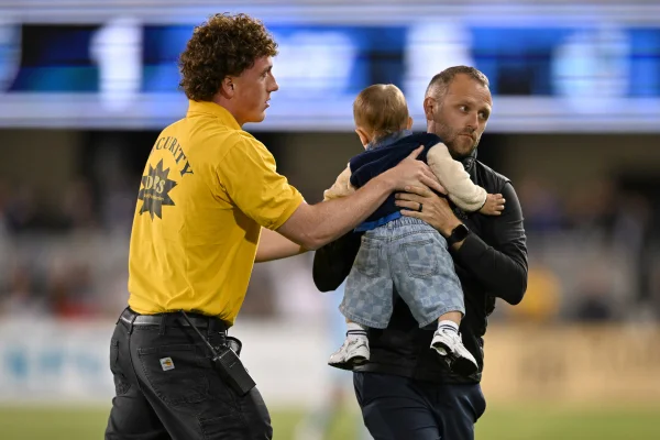 Bebê invade gramado e chama atenção em partida da MLS
