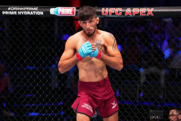 Imagem mostra homem com punhos cerrados usando luta de boxe - Metrópoles