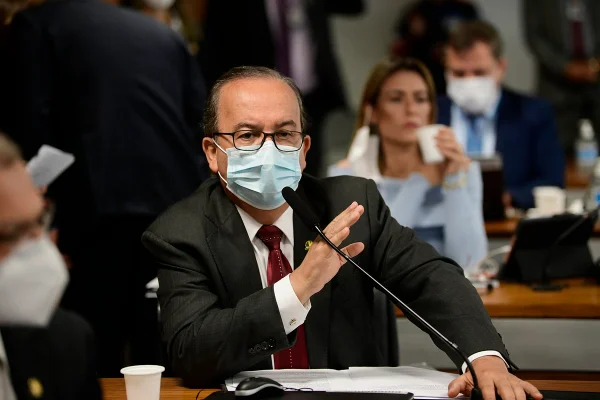 Vice-líder do governo usa Covaxin para defender reforma administrativa