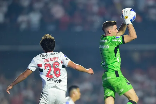 João Ricardo, goleiro do Ceará, e Igor Gomes, meia do São Paulo - Metrópoles