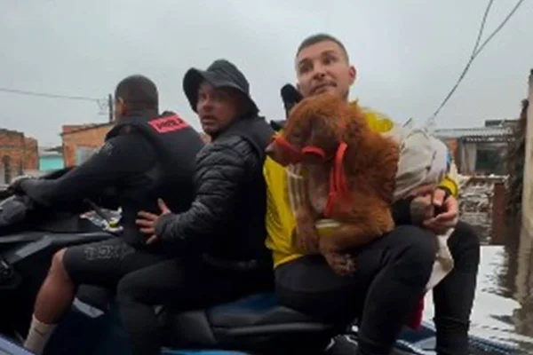 Foto colorida de Mc Gui em resgate no Rio Grande do Sul - Metrópoles