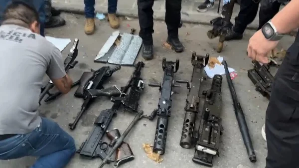 Imagem colorida mostra metralhadoras recuperadas pela Polícia Civil do Rio de Janeiro; armas foram furtadas do exército em São Paulo - Metrópoles
