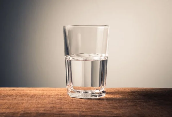 um copo de agua transparente em cima da mesa - Metrópoles