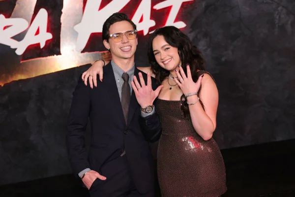 Tanner Buchanan e Mary Mouser mostrando anel de noivado - Metrópoles