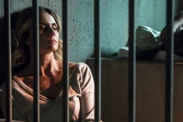 Segundo Sol: Luzia é presa e algemada na frente dos filhos. Veja fotos