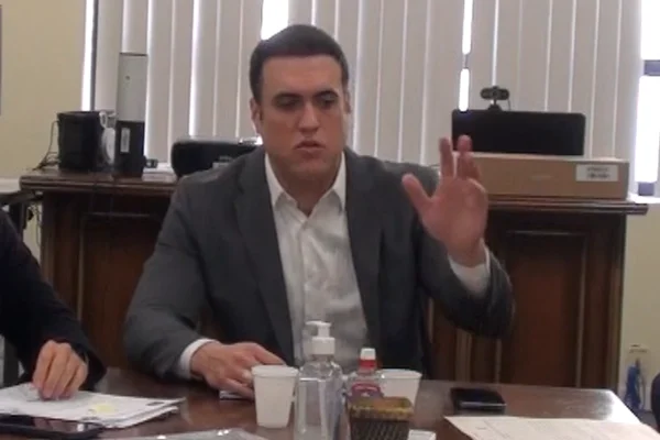 Homem de terno em sala cm persianas fechadas - Metrópoles