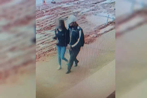 Imagem de câmera de segurança mostram casal