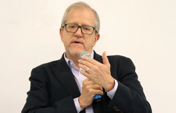 O ambientalista João Paulo Capobianco fala ao microfone durante evento