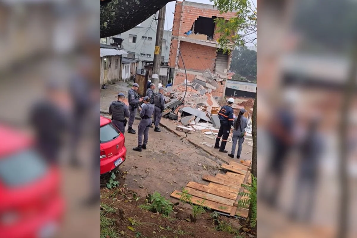 Segundo a Defesa Civil, 3 imóveis próximos foram interditados e passarão por uma nova avaliação técnica neste domingo (16/8) Segundo a Defesa Civil, 3 imóveis próximos foram interditados e passarão por uma nova avaliação técnica neste domingo (16/8)