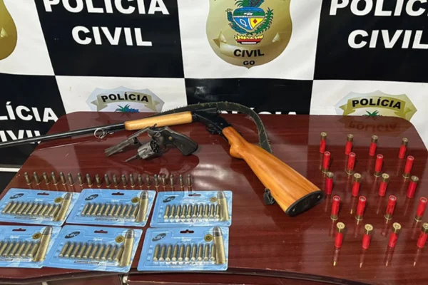 Homem não gosta de limpeza de carro e ameaça trabalhador com arma
