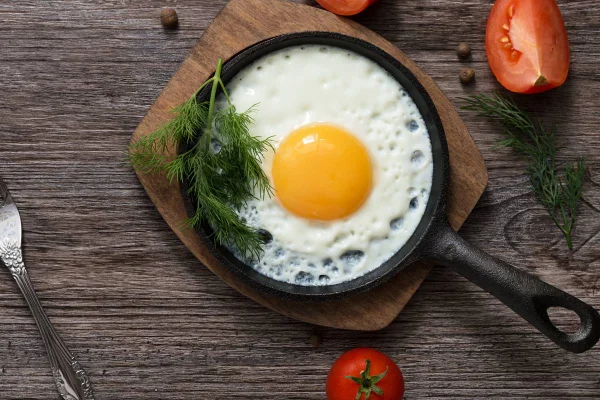 Chef dá dicas de como fazer o ovo frito perfeito sem deixar estourar