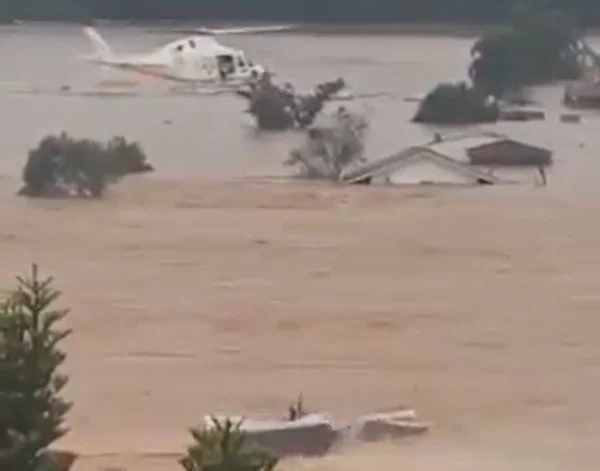 Imagem colorida do momento em que casa desmorona em Cruzeiro do Sul, no Rio Grande do Sul - Metrópoles
