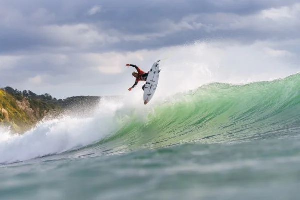 Foto colorida de surfe - Metrópoles