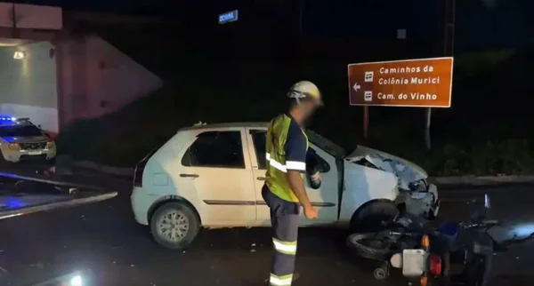 Imagem colorida de acidente envolvendo carro e moto - Metrópoles