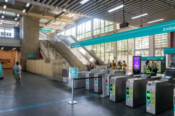 Imagem em cores mostra estação de trem Socorro da Linha 9-Esmeralda em São Paulo