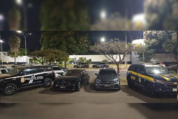 Fotos de carros de luxo parados em estacionamento ao lado de viaturas da PCDF e PRF