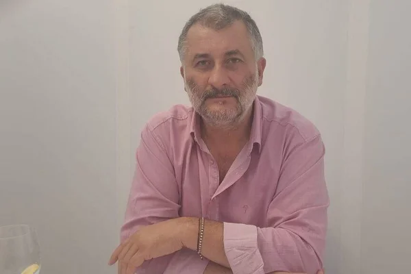 Foto colorida do cineasta Cristi Puiu - Metrópoles