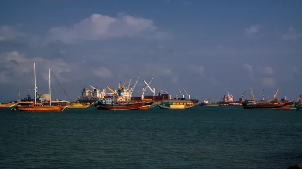 Imagem colorida mostra barcos na costa do Iêmen - Metrópoles