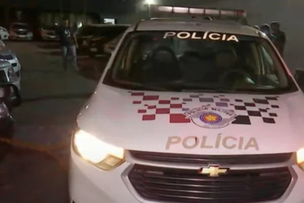 Imagem colorida de viatura policial militar. Metrópoles