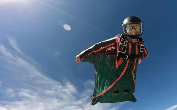 Imagem colorida da paraquedista Kali Turner usando um wingsuit Espírito Santo queda - Metrópoles