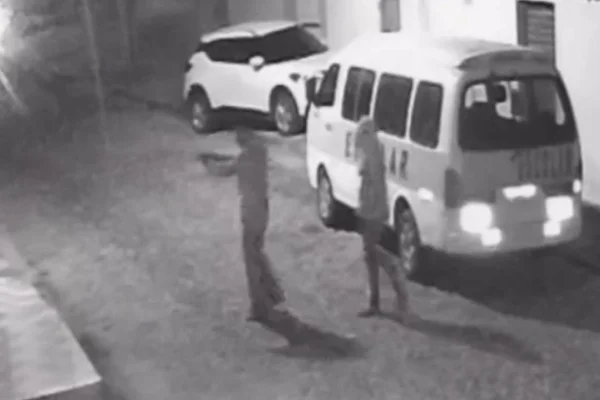Imagem colorida, Vereador do CE sofre atentado e tem casa alvejada por 10 tiros. Vídeo - Metrópoles