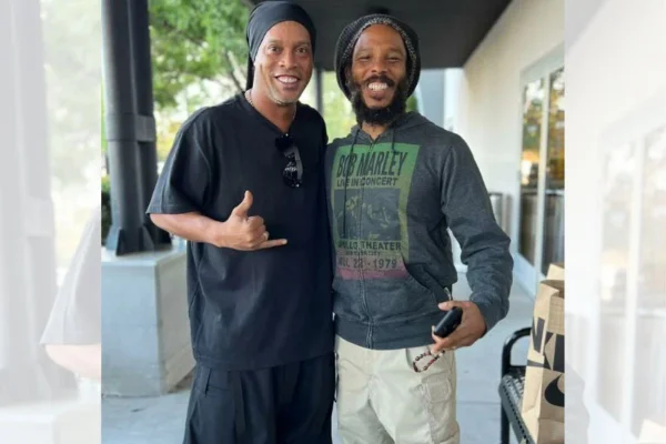 Ronaldinho posa com Ziggy Marley, filho mais velho de Bob Marley