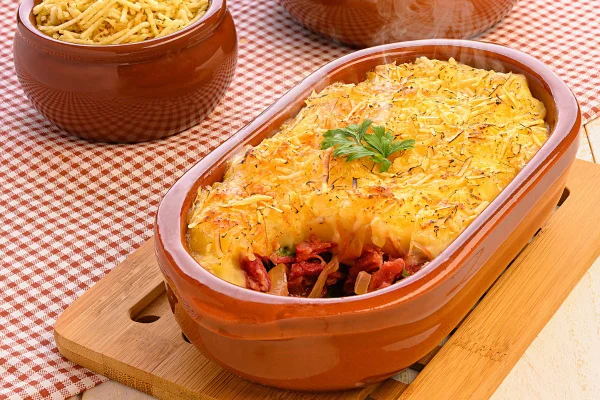 tigela com um preparo com carne seca