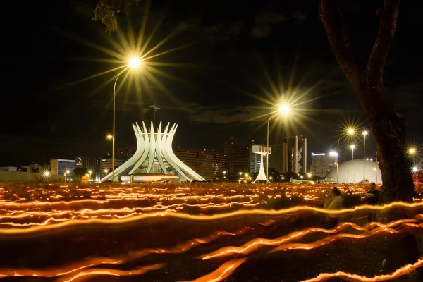 Fiéis celebram Corpus Christi com missa e procissão na Esplanada
