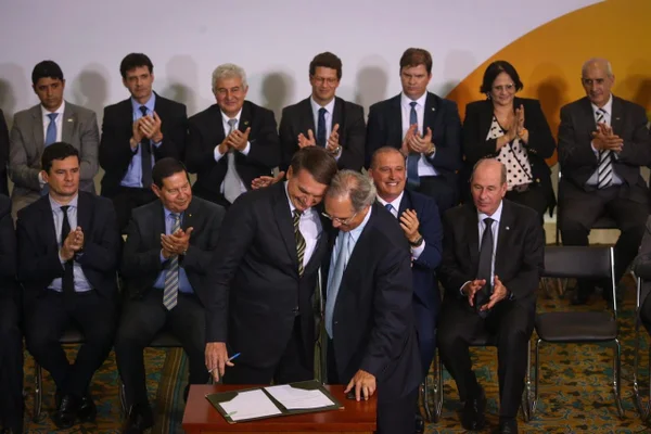 300 dias: Bolsonaro cita vitórias, mas desconsidera controvérsias