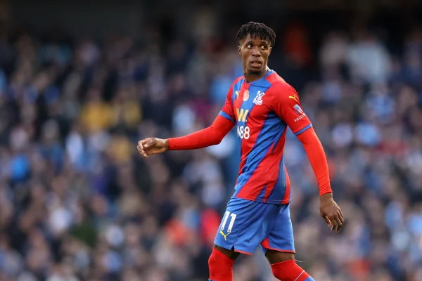 Zaha, do Crystal Palace, é alvo de racismo após vitória sobre o City