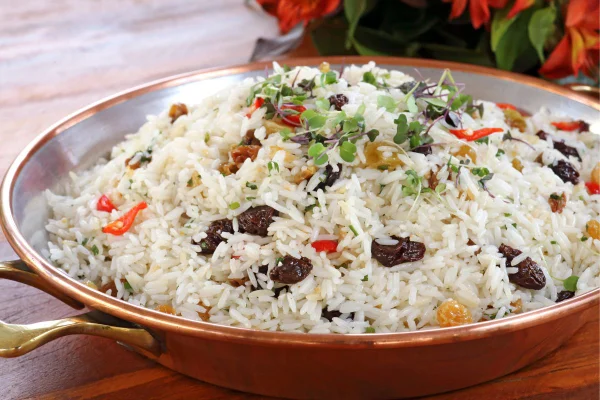 Arroz colorido de natal com uvas passas