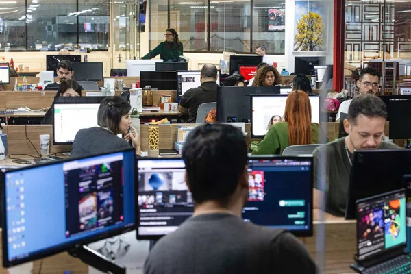 Imagem de jornalistas trabalhando na redação do portal de notícias Metrópoles em janeiro de 2024