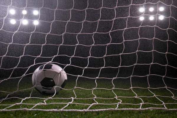 Bola de futebol dentro da área do gol. Briga por herança de artilheiro