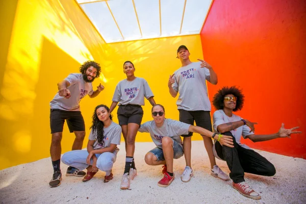 Dançarino Bart Almeida posa com os rappers do espetáculo B'Arte no Ar!