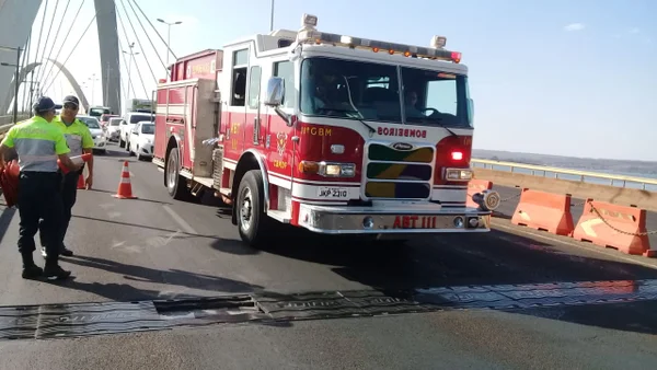 Placa solta provoca interdição e complica trânsito na Ponte JK