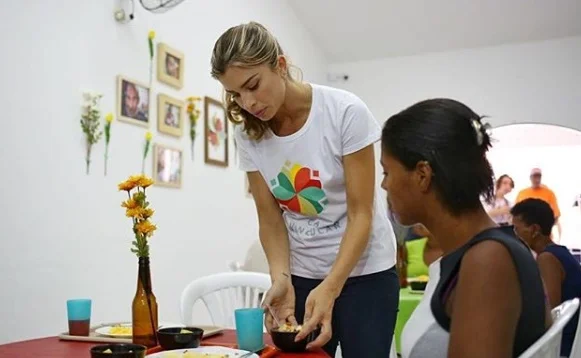 No Dia Nacional do Voluntariado, Grazi se emocionou ao servir café da manhã e dar uma palavra de conforto para as pessoas que são auxiliadas pelo projeto No Dia Nacional do Voluntariado, Grazi se emocionou ao servir café da manhã e dar uma palavra de conforto para as pessoas que são auxiliadas pelo projeto
