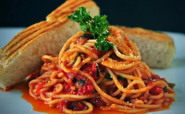 Arrase na cozinha com a receita do macarrão com linguiça e molho de vinho