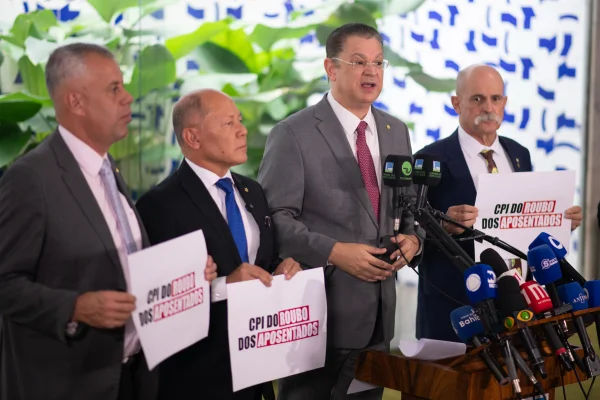 O deputados da oposição protocolam o requerimento de abertura CPI do INSS pessoas roubadas - Metrópoles