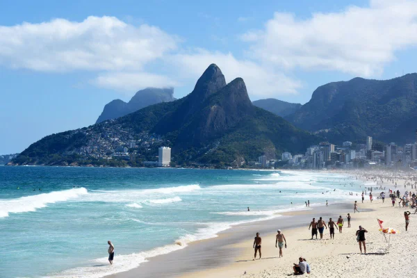 Cigarro por R$ 10 mil: quadrilha é presa por golpes em turistas no Rio