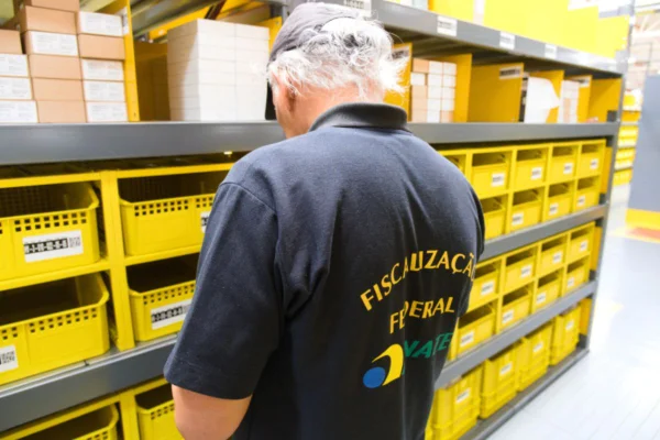 Operação da Anatel em cinco centros de armazenagem e distribuição da Amazon e do Mercado Livre