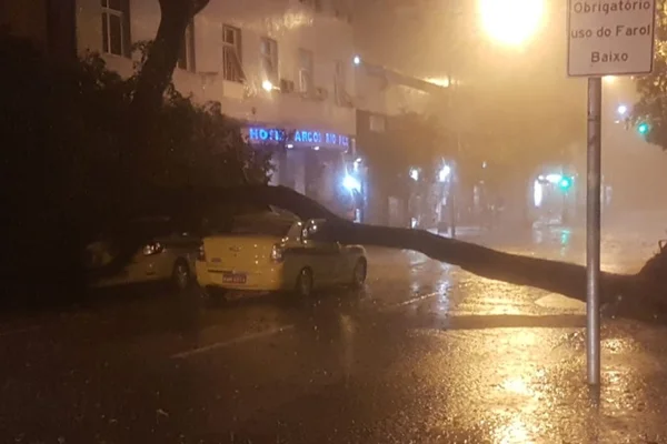 Chuva faz estragos no Rio e deixa capital em estado de atenção