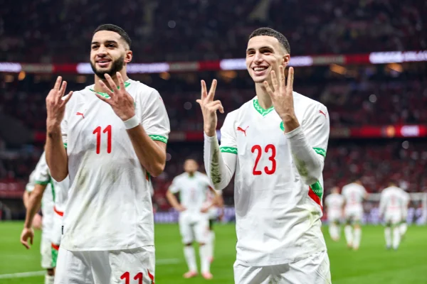 Jogadores do Marrocos comemorando gol sobre Camarões