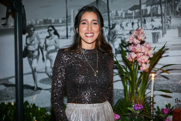 Fernanda Gonzaga é surpreendida com jantar de aniversário no Copa Café