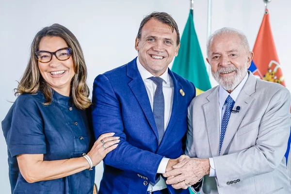 Imagem colorida da primeira-dama Janja Lula da Silva e do presidente Lula com Petkovic - Metrópoles