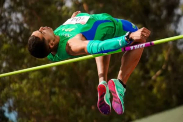 Imagem colorida do atleta Thiago Moura