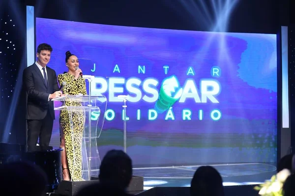 Jantar da Record reúne celebridades em homenagem a Gugu Liberato