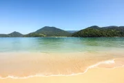 Entre as praias mais belas do Brasil, também está a da Ilha do Prumirim, em São Paulo. Com água transparente, areia branquinha e cenário maravilhoso, o local ainda oferece aos turistas a possibilidade de encontrar peixes e tartarugas durante o banho no mar